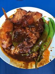 Bagi anda yang berada di pulau pinang atau di luar kawasan yang tidak pernah cuba nasi kandar di sini, pastikan datang awal sebab orang dah mula beratur panjang sebelum kedai buka lagi! Nasi Kandar With Sotong And Ayam Goreng Picture Of Deen Maju Penang Island Tripadvisor