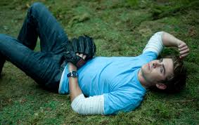 Andar de mãos dadas pela rua. Zac Efron Zac Efron Charlie St Cloud Zac