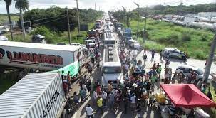 O bloqueio começou por volta das 6h (de brasília) no km 30, sentido capital, e ocorre em um dia em que setores da categoria prometem greve pelo brasil. Com Greve Marcada Para Este Domingo 25 Caminhoneiros Seguem Indecisos Sobre Adesao