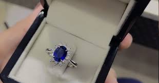 Sebahagian dari adat bertunang orang pahang termasuklah merisik, bertunang, hantaran dan sebagainya. Adat Resam Perkahwinan Melayu Meminang Bertunang