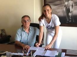 Konya'da dünyaya gelen fırat çakıroğlu annesinin öğretmen olması nedeniyle çocukluk ve ilkokul yıllarını. Damla Cakiroglu Sariyer Worldofvolley