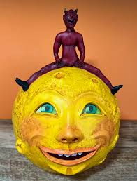 Hi! This is other of my creations, the Vampire-Dragon with Wings of Fire.  Paper Cartapesta. :O