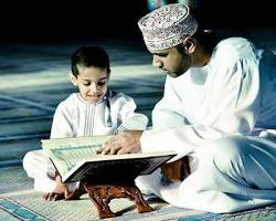 Orang tua dan anak sedang membaca Al-Qur'an