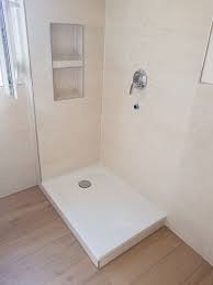 Badezimmer Gestaltung Mit Holzoptik Bodenfliesen Mosaik Und Ornamentoptik Badezimmer Bodenfliesen Badezimmer Badezimmer Fliesen Badezimmer Nischen