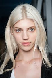 Nude Looks vom Runway für Teint und Nägel