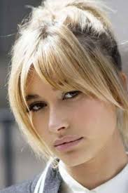 È un tipo di frangetta che dà il meglio di sé con i capelli lisci o leggermente ondulati, lunghi e dai fusti . Taglio Capelli Corti E Lunghi 2020 20 Frange Trovate Su Pinterest Amica