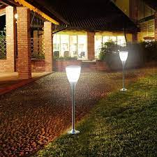 ulichnoe osveshenie c primeneniem svetilnikov na solnechnyh batareyah lampe solaire jardin lampes solaires lampe jardin