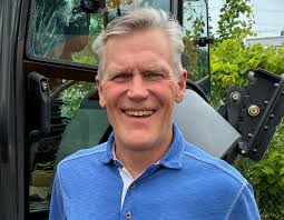 Employee News Stories :: Construction Equipment Guide