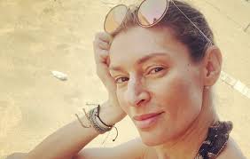 I megali apofasi na kanei tin katangelia, oi defteres skepseis kai o dysvatos dromos H Zeta Doyka Apolambanei Ta Teleytaia Mpania Toy Kalokairioy Mazi Me Thn Korh Ths In Gr