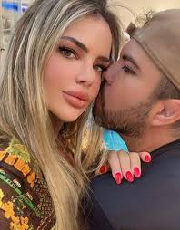 Denise Rocha surge com moreno e faz mistério sobre identidade e  relacionamento: 'Conhecendo'