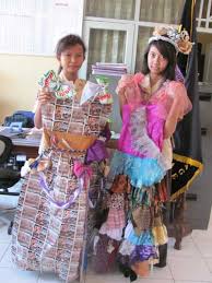 Para peserta pawai menggunakan pakaian daerah dan kostum karnaval kreasi untuk menyemarakkan suasana. 21 Gambar Kostum Karnaval Dari Koran Konsep Penting