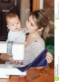 Daher erklärt sich auch der große bekanntheitsgrad dieser beschäftigung. Mutter Mit Einem Baby Zeigt Ihre Arbeit Und Zu Hause Naht Aufwachsen Von Kindern Kinderbetreuung Kindermadchen Stockfoto Bild Von Babysitten Bequem 66619190