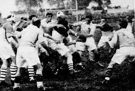 Les supporters, privés de stade par la pandémie, se préparent néanmoins à suivre un match. Datei Championnat De France De Rugby 1935 Biarritz Usap Perpignan Eloigne La Balle Du Paquet L Un Des Avants Ouvre Sur Roger Vails Le Demi De Melee Jpg Wikipedia