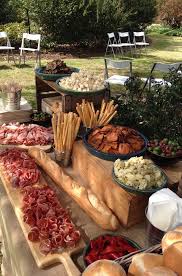 Mesa De Frios Para Casamentos Ou Festas De Aniversario Apresentada Em Diferentes Niveis Para Melhor Visualizacao Dos I Grazing Food Reception Food Wedding Food