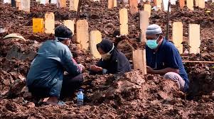 Selamat membaca manga my first time is with….my little sister! Suddenly She S Gone Mourning In The Mud In Covid Hit Indonesia Coronavirus Pandemic News Al Jazeera
