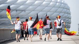 Los geht es am dienstag gegen frankreich im zdf, das. Fussball Em In Munchen Wenn Die Maske Fallt Munchen Sz De
