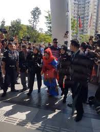 Beg tangan tersebut dipercayai milik datin seri rosmah mansor. Datin Seri Rosmah Mansor Ke Sprm Beri Keterangan Tapi Beg Tangan Merah Pula Jadi Bualan Mingguan Wanita