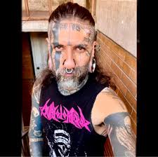 Ser papá no es salir en la foto. Es salir cada día a buscar el pan. Es  dejarse el último pedazo. Es mentirle al hambre diciendo: “yo ya comí”. Es  trabajar más