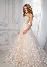 Mit sitz in monheim gehören wir mit dem hochzeitshaus struck zu einem der größten brauthäuser in. Das Perfekte Brautkleid Tipps Zur Brautmode Trauringe Eheringe Verlobungsringe Langenfeld Hagen Ludenscheidt