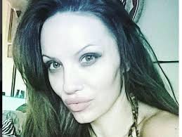 Parece-lhe Angelina Jolie? Veja de novo…