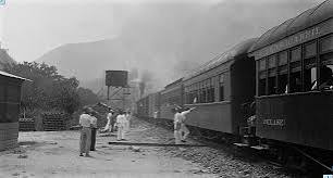 El Tren pasando por el centro de Bogota años 70s aprox Foto Historia del  ferrocarril en Colombia.....