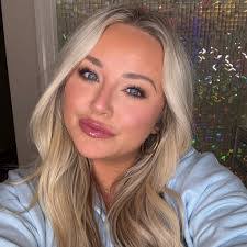 Candice Trout's Instagram, Twitter & Facebook