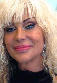 Debutta al festival di sanremo nel '74 con la canzone capelli sciolti. Biografia Di Donatella Rettore