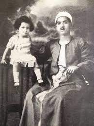 كوكب الشرق ام كلثوم برفقه والدها الشيخ ابراهيم البلتاجي عام ١٩٠١ م وكان عمرها حوالي ثلاث سنوات egypt history egyptian history old egypt