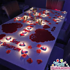 14 şubat günü, sevgiliye romantik sofra hazırlama fikirleri masaya gül yaprakları serpin. Sevgiliye Masa Hazirlama Ev Fikirleri