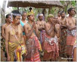 Rantai terdiri dari 4 berbentuk bulat dan 5 berbentuk segi empat, melambangkan tahun 45 (1945) sebagai tahun kemerdekaan ri. Sejarah Suku Dawan Dari Nusa Tenggara Timur Artikel Lengkap Adat Nusantara Tradisinya Indonesia