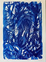 🧿 Cette linogravure aux nuances bleues est une &oelig;uvre de l'artiste  ukrainienne Kateryna Svirgunenko. Intitul&eacute;e Jungle, elle est &agrave; d&eacute;couvrir  pour cette derni&egrave;re semaine dans l'exposition collective Une &Eacute;claircie  (jusqu'au samedi 1er