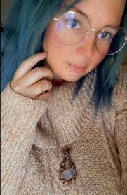 Hello I am Shawna and I create all kinds of things for my content, I build  things by hand DIY projects, sing, do art, and create cyber content. If you  need friends