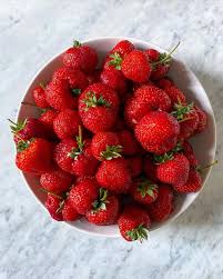 1 547 Likes 27 Comments Michela Coppa Official Michelacoppaofficial On Instagram Stamattina Fragole A Colazione Con Mezzo Avoc Food Strawberry Fruit