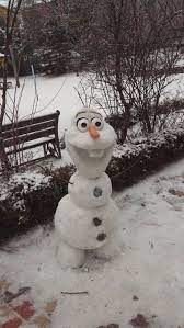 Möchten sie in diesem jahr mal einen besonderen schneemann bauen, können sie unsere witzigen ideen ausprobieren und so. Pin Von Soundarya Robusta Auf Schneemann Schneeskulpturen Winterspass Schnee Kunst