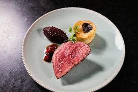 ein pochiertes luftiges pflaumenbrot die exklusive beilage von andreas caminada zur kurz gebratenen rehnuss lebensmittel essen essen und trinken rezepte