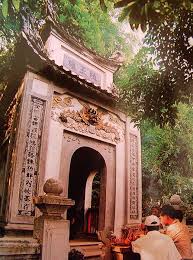 Bạn có thể thử tới hồ gươm vào giữa tuần xem có điều gì khác biệt so với cuối tuần không nhé! Mung 10 Thang 3 Nhá»› Ngay Giá»— Tá»• Hung VÆ°Æ¡ng Vinh Danh Cá» Vang Viá»‡t Nam