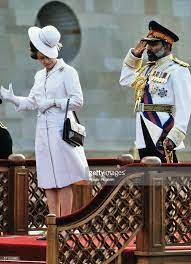 Queen Elizabeth Ll Struggles With Her Hat In The Wind Whilst Protocol Queen Elizabeth Queen Hat Elizabeth Ii