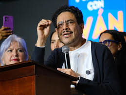 En 16 años como congresista, Iván Cepeda no ha hecho una condena abierta a  la represión del chavismo. Su posición sobre Venezuela es aún ambigua. 🪑  Lea la historia completa acá: