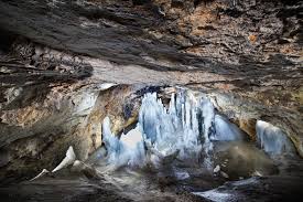 Ghetarul de la scarisoara a fost pusa sub protectia legii inca din anul 1938, fiind prima pestera din romania care beneficiaza de un astfel de statut. Pestera ScÄrisoara AdÄpostul Celui Mai Mare GheÅ£ar Subteran Din Romania