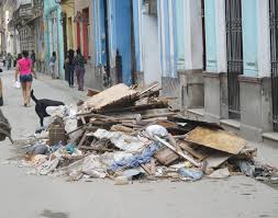 La basura se desborda en las calles de La Habana