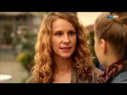 Mit großer hingabe hat bernadette (chiara schoras) die hochzeit ihrer kleinen schwester lissy (henrike von kuick) organisiert. Pin Auf Filme
