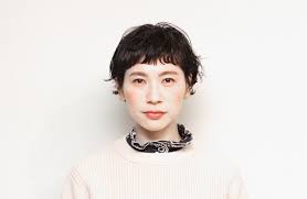 前髪は短く でも子供っぽくならないように 顔周りはタイトにゆるくパーマを施し ツヤ感のあるワックスをプラスし 立体感を パーマをすることで毎朝のスタイリングが楽しくなるように ショートボブ ヘアスタイリング ショート パーマ