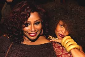 Erykah Badu The First Time I Saw Your Face Chaka Khan And Erykah Badu A Dynamic Duo And I Would Love To Hear Them Sing Together Chaka Khan Natural Hair Styles My Black Is Beautiful