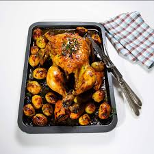 Precaliente el horno a 250 grados y cubralo con papel de aluminio. Pollo Asado Al Horno Con Patatas La Cocina De Frabisa La Cocina De Frabisa