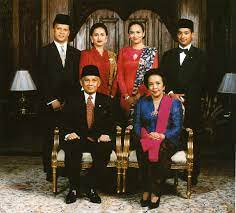 It is a modest and beautiful dress worn by indonesian women for weddings, ceremonial events. National Costume Of Indonesia Wikipedia