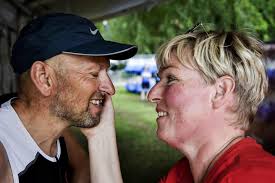 Demensramte Frank kan ikke længere være sin kones bedste ven: Nu har han  sat hende fri