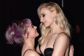 Start date mar 22, 2019. Sophie Turner And Maisie Williams Used To Make Out On The Game Of Thrones Set Decider