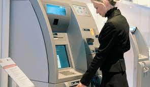 Pe siteul www.bcr.ro sunt afisate toate informatiile si comisioanele cardurilor noastre, fie ele de debit sau de credit, pentru persoane 4. Bcr DÄ Liber Depunerilor De Bani De La Masini Comisioanele Sunt La JumÄtate FaÅ£Ä De Ghisee Piata Financiara