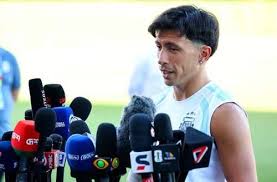 Lisandro Martínez cobra a Argentina após sustos: "Pés no chão"