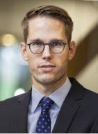 Monetary policy transmission through cross-selling banks